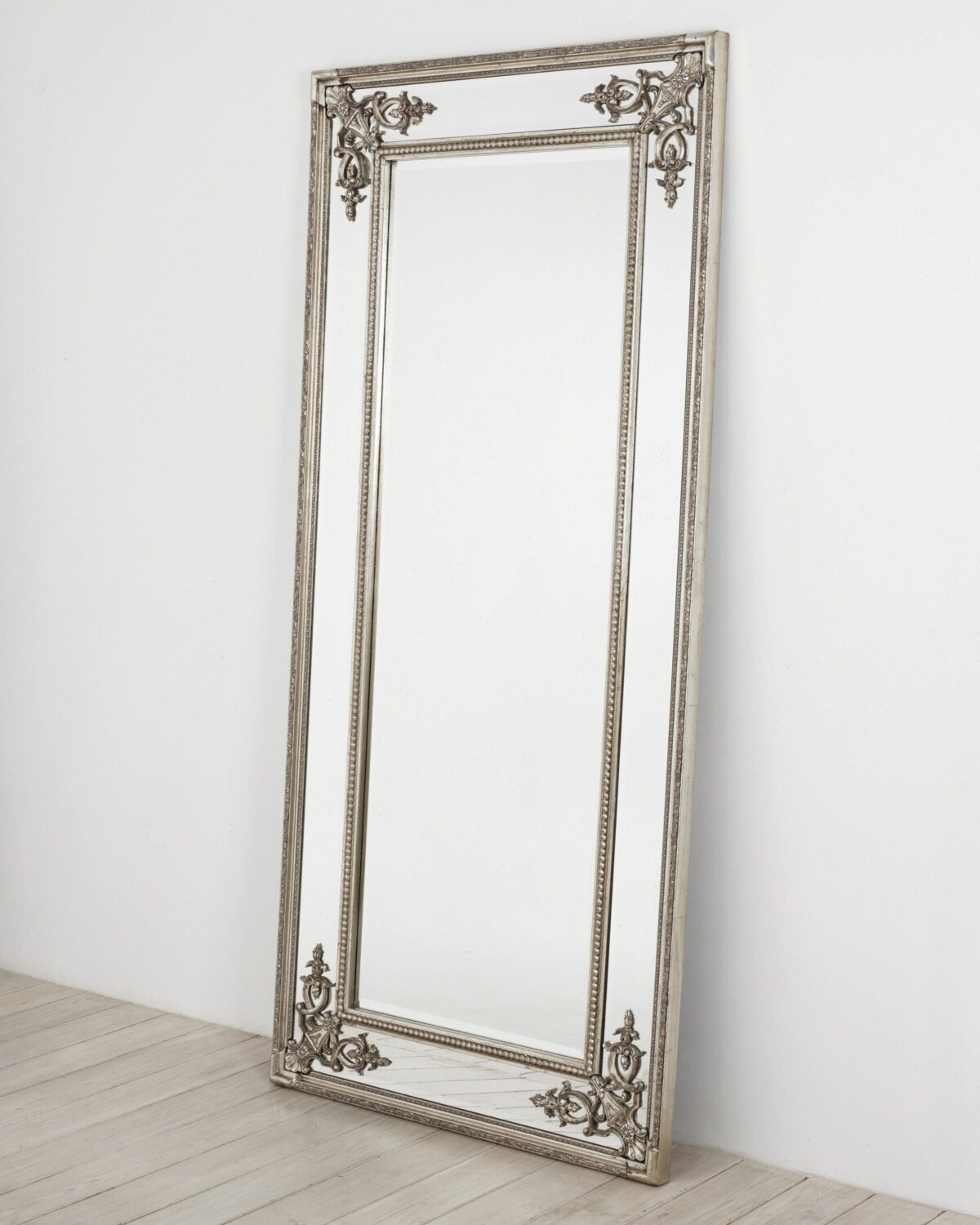 Классическое напольное зеркало "Венето" серебро