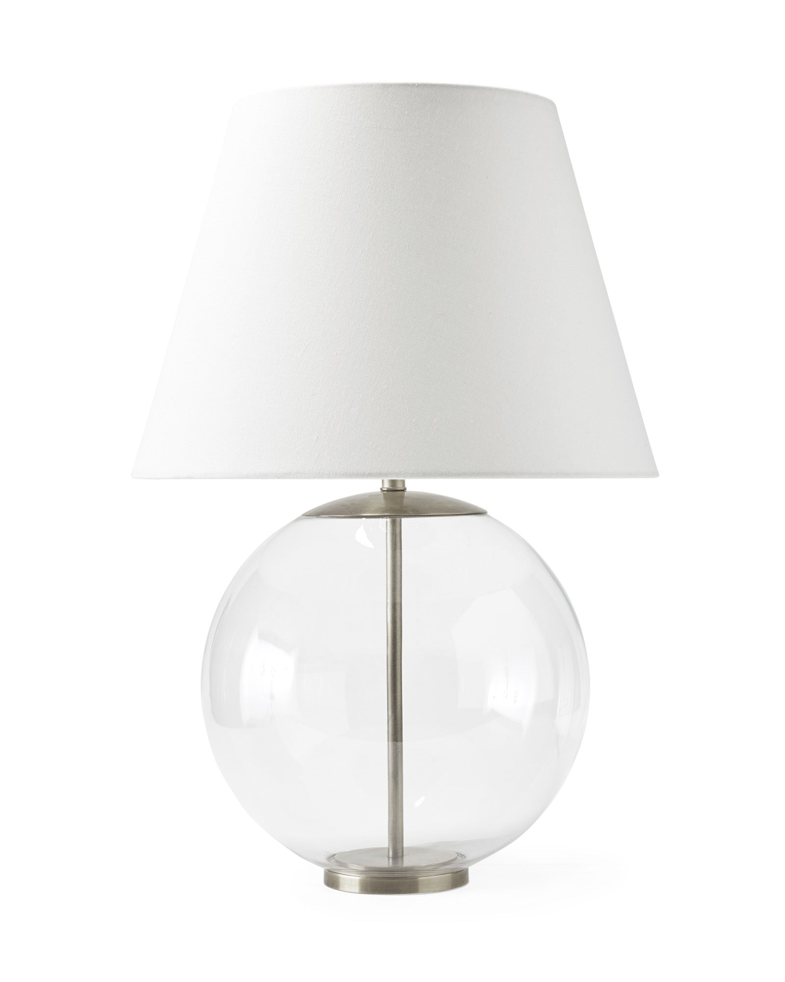 Серебряная настольная лампа "Клейтон" в форме стеклянного шара на стальной подставке.