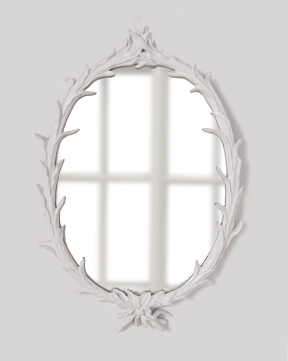 Овальное зеркало в белой раме 