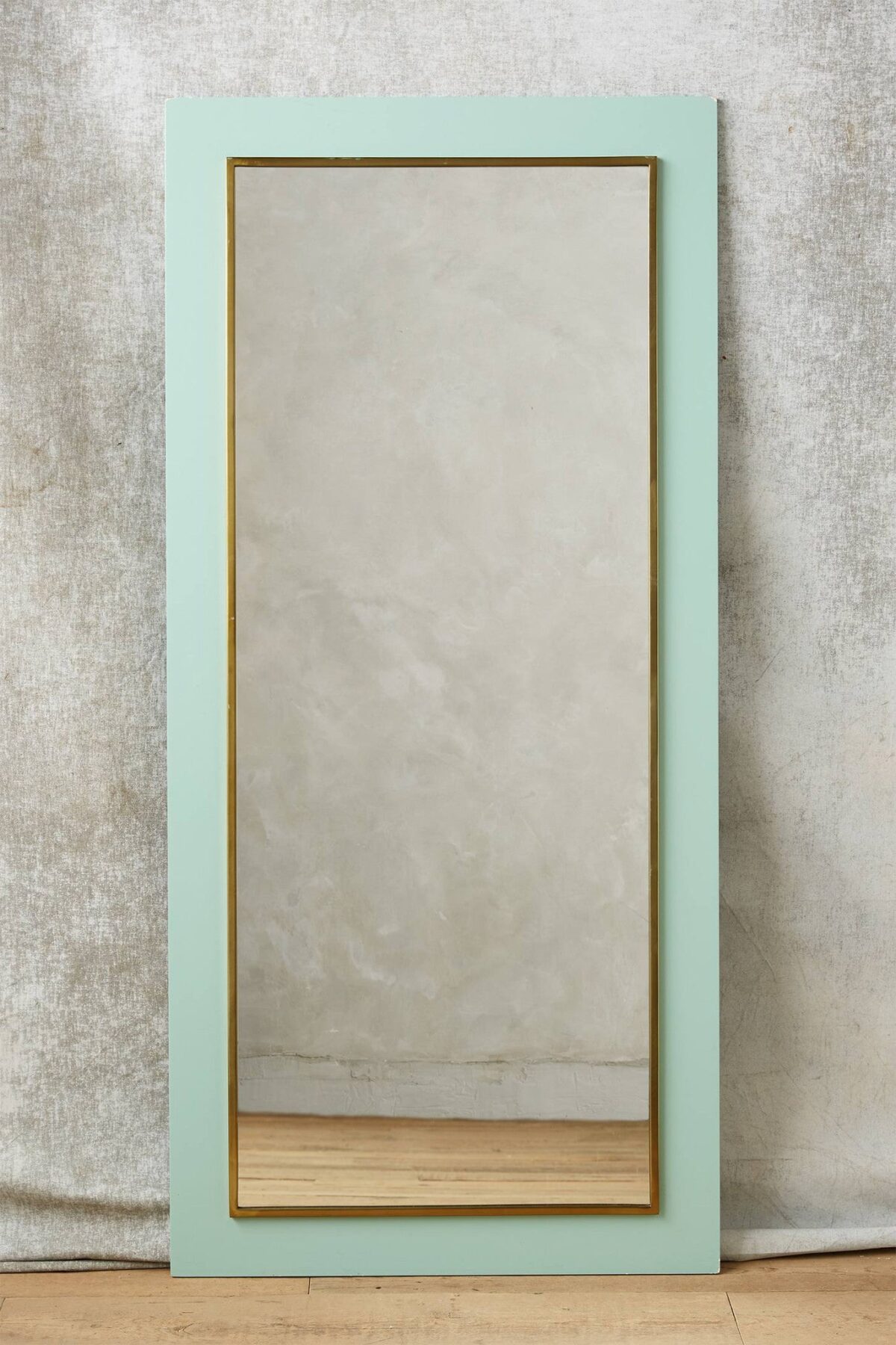 Высокое напольное зеркало в бирюзовой раме "Пуатье" (на сером фоне)