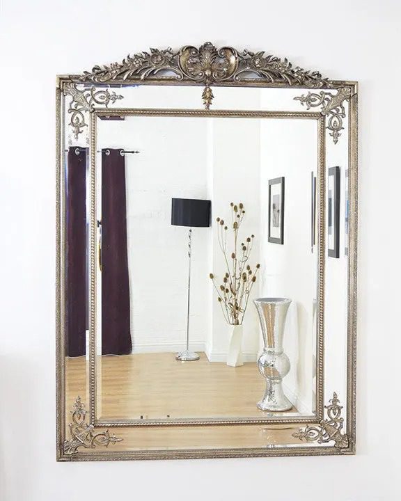 Напольное зеркало в стиле барокко 