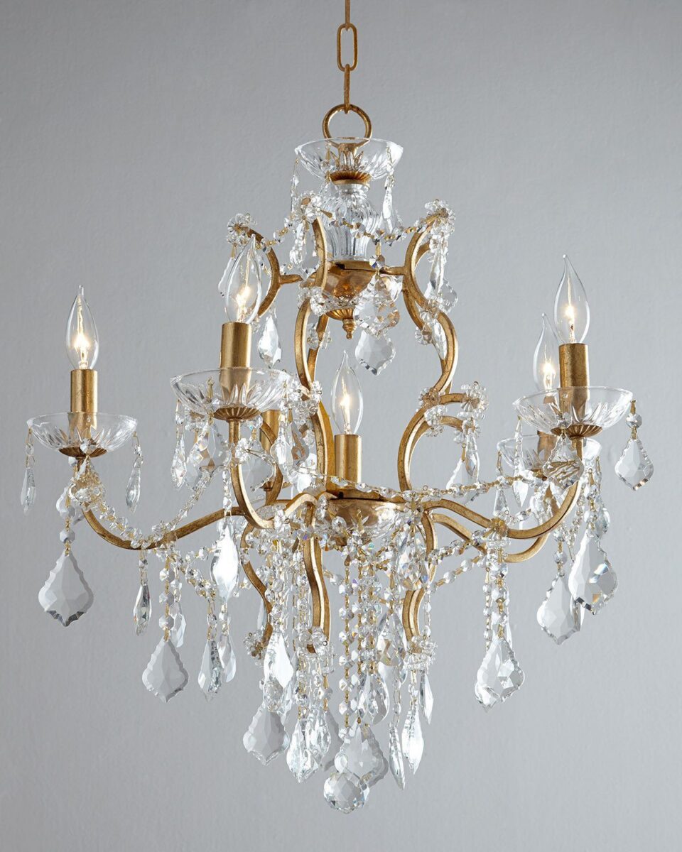 Золотая люстра "Чезаре" - это шесть светильников на изящно изогнутых рукавах, которые украшают прозрачные стеклянные бусины из стекла.