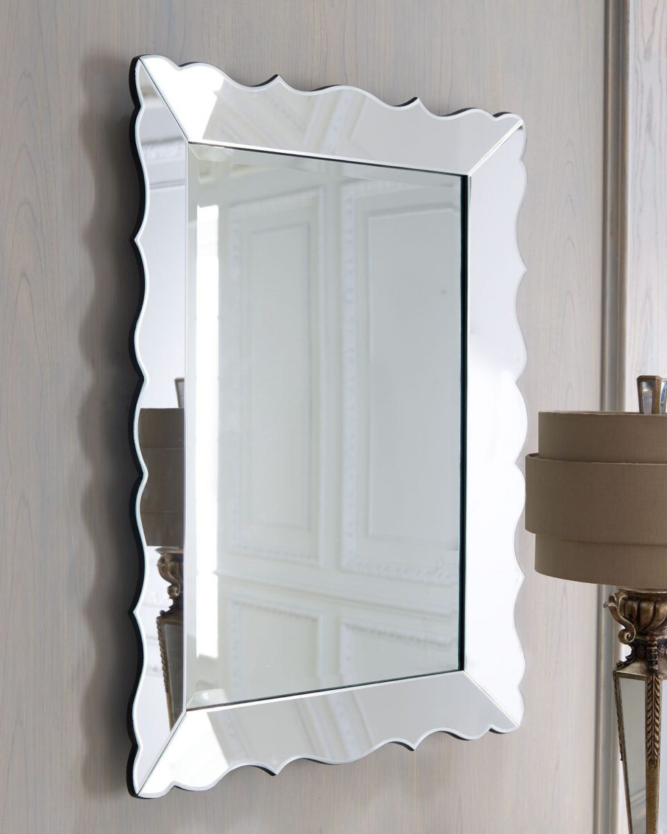 Зеркало с волнообразной зеркальной рамой 