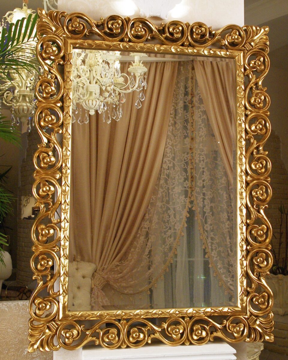 Золотое зеркало в стиле барокко 