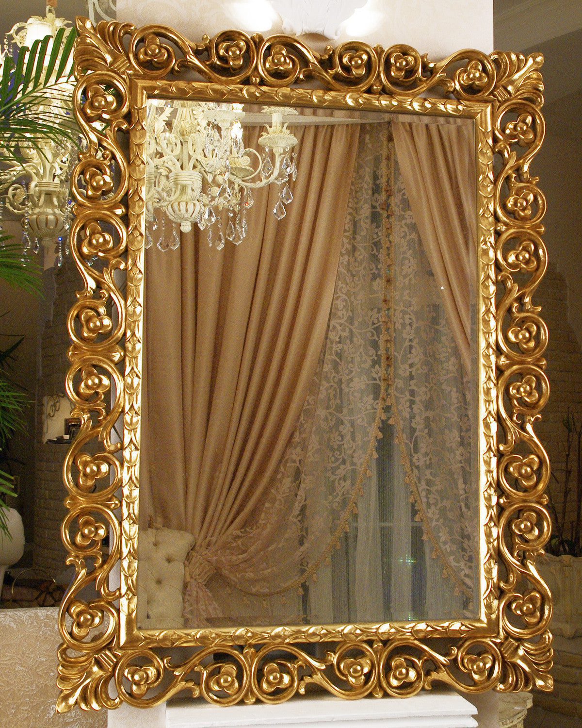 Золотое зеркало в стиле барокко "Бергамо" с завитками и завитушками