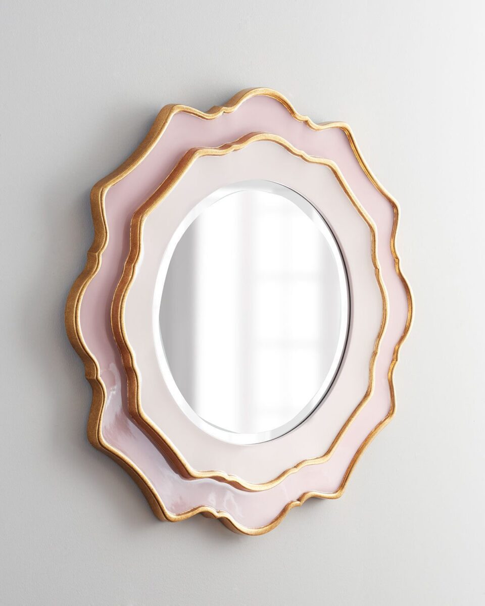 Круглое настенное зеркало в розовой раме 