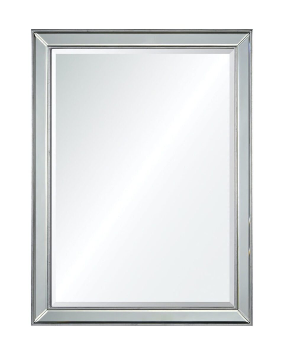 Лаконичное зеркало в серебряной раме 