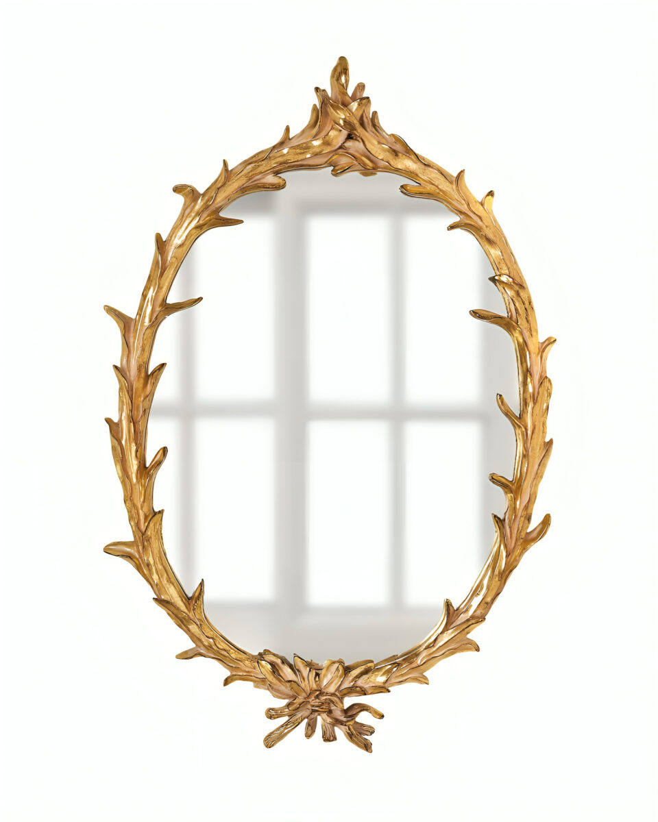 Овальное зеркало в золотой раме 