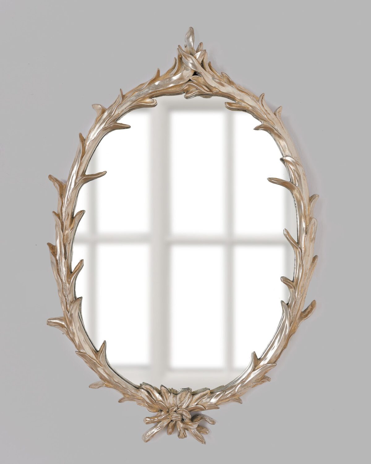 Серебряное зеркало в овальной раме