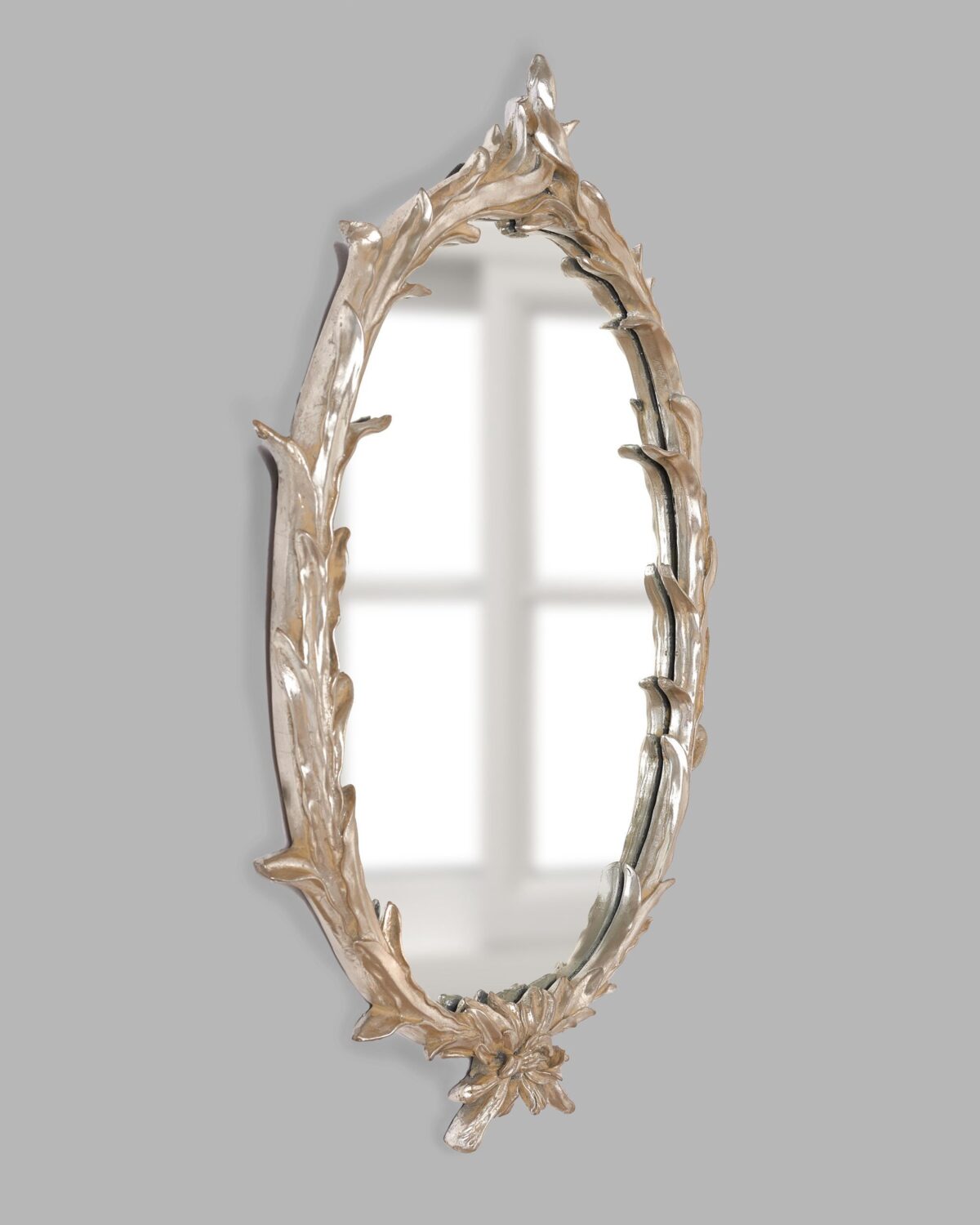 Серебряное зеркало в овальной раме