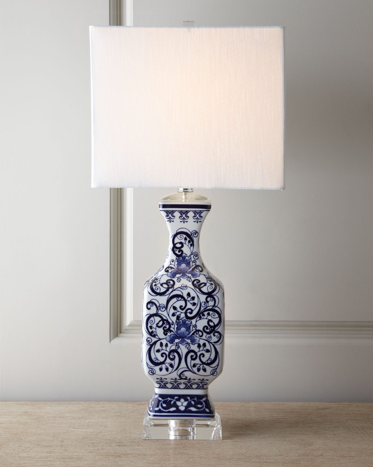 Синяя керамическая настольная лампа с орнаментом в китайском стиле шинуазри "Кентерберри"