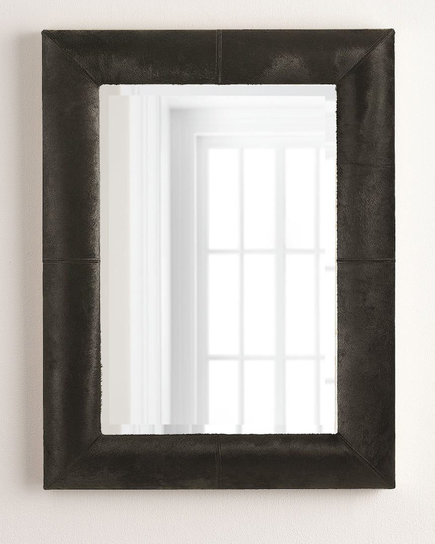 Зеркало в раме из коровьей черной шкуры "Коухайд" (на белом фоне)