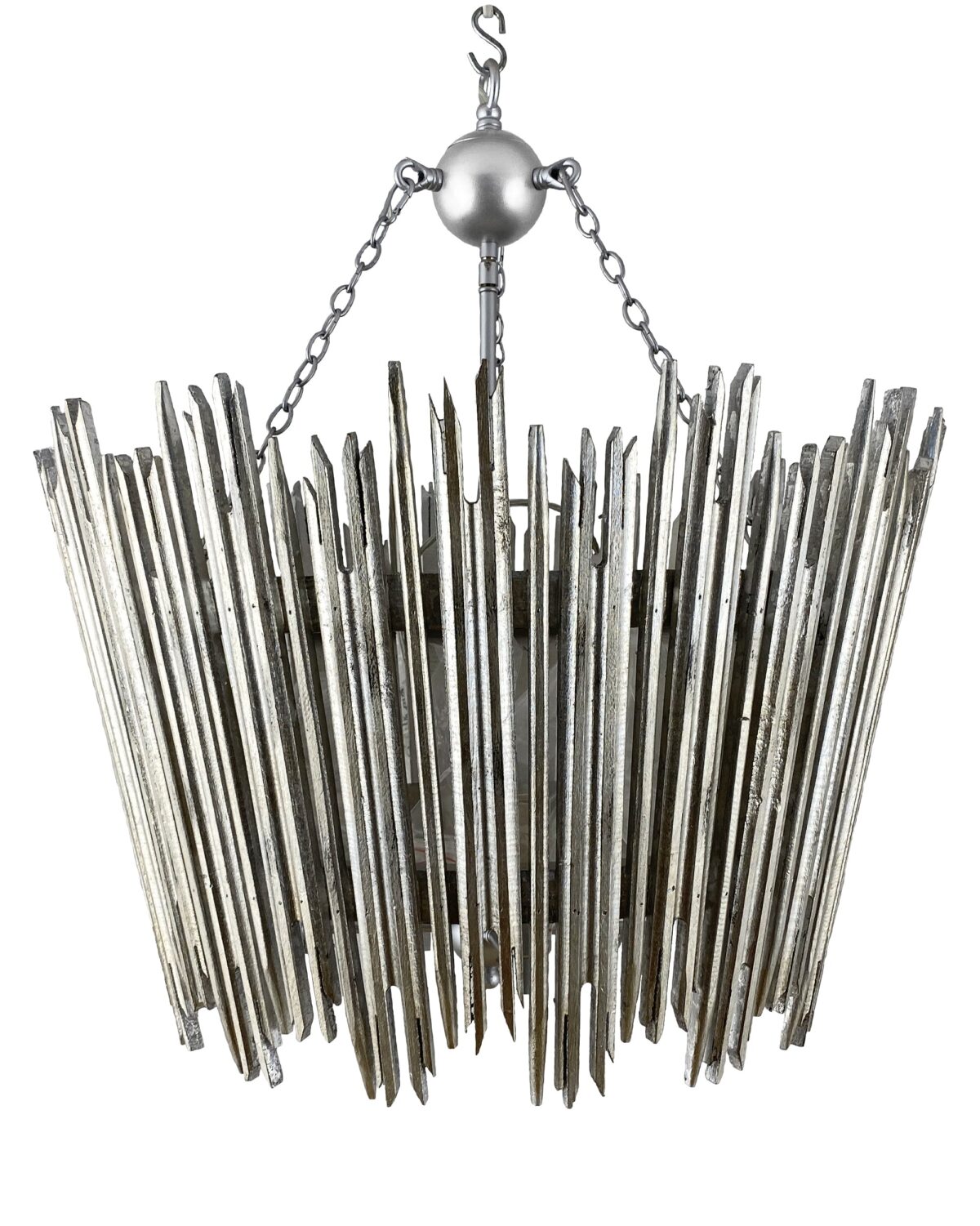 Серебряная люстра "Краун" в виде короны из серебряных деревянных прутьев.