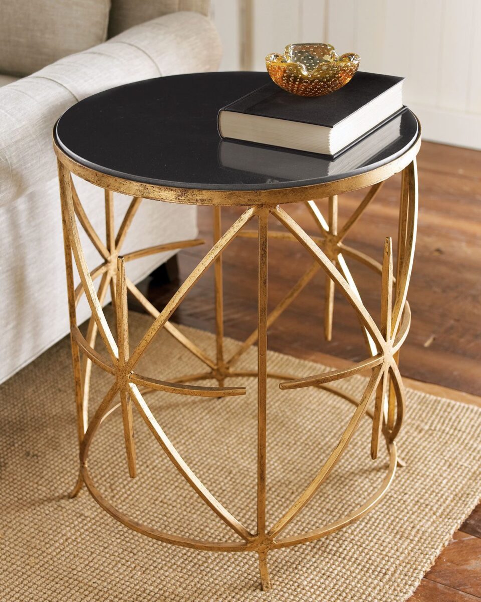 Золотой приставной столик с черной столешницей 