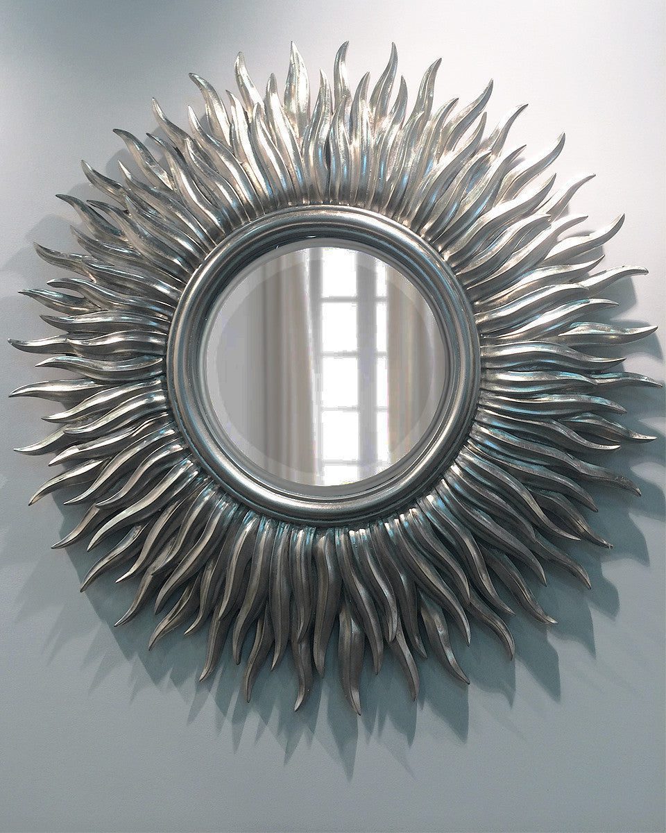 Настенное зеркало-солнце в серебряной раме "Фелиция" (на сером фоне)