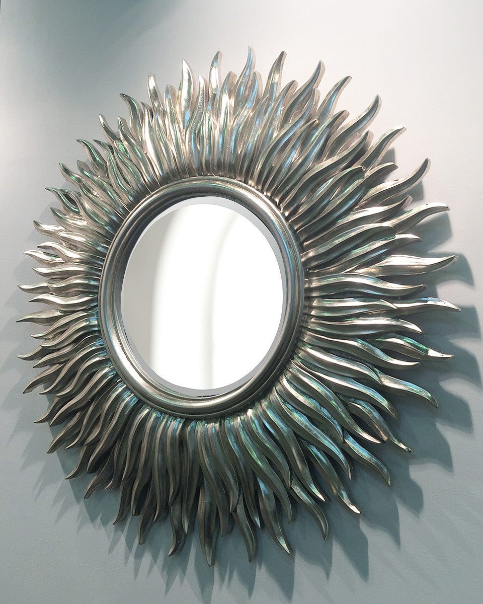 Настенное зеркало-солнце в серебряной раме "Фелиция" (на сером фоне, вид сбоку)