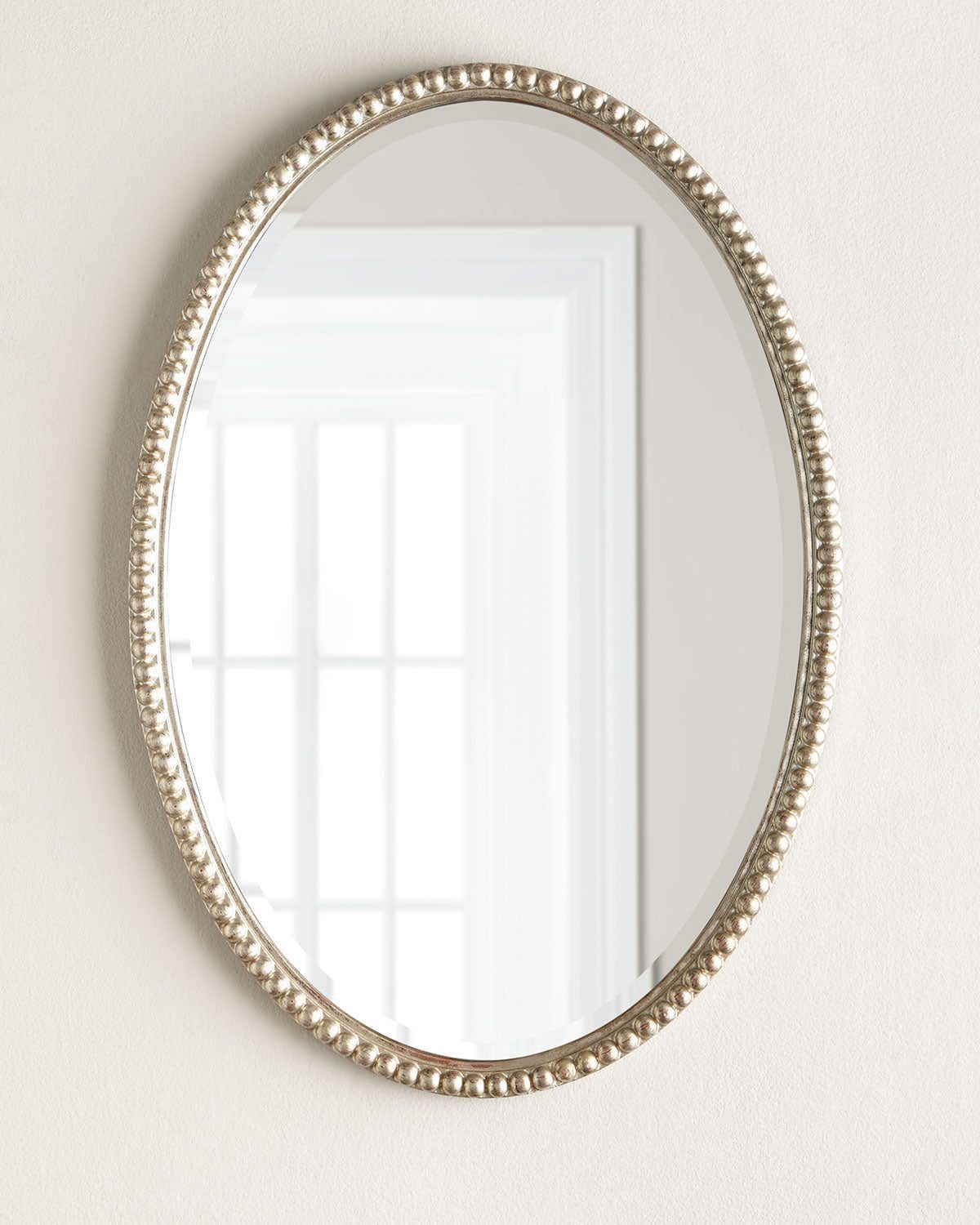 Элегантное настенное зеркало "Глостер" овальной формы c серебряной рамой в виде бисера.