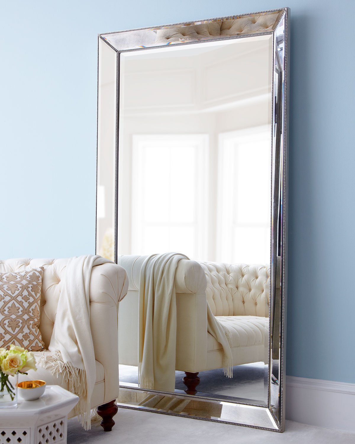 Серебряное зеркало в полный рост "Уилшир" с прямоугольной рамой в стиле Гэтсби, декорирована тонкой окантовкой в виде аккуратного мелкого плетения.