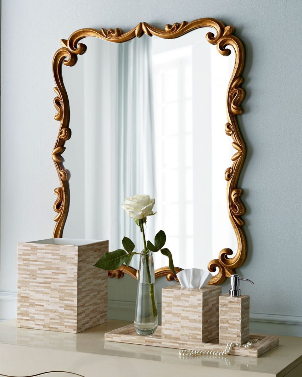 Зеркало в золотой раме в классическом стиле 