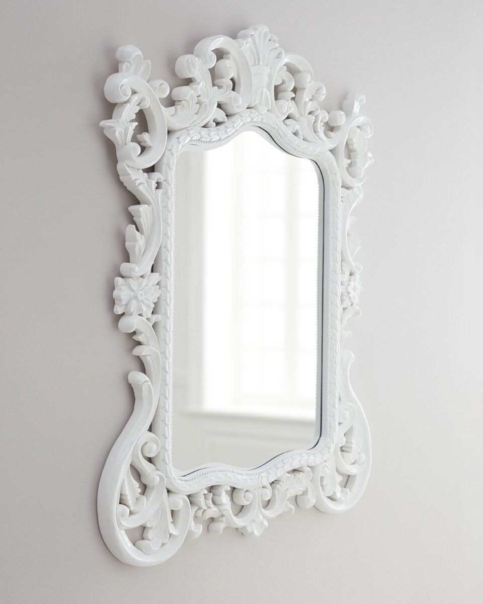 Настенное зеркало "Гаэтано" с белой прямоугольной витиеватой рамой в стиле барокко (вид сбоку)