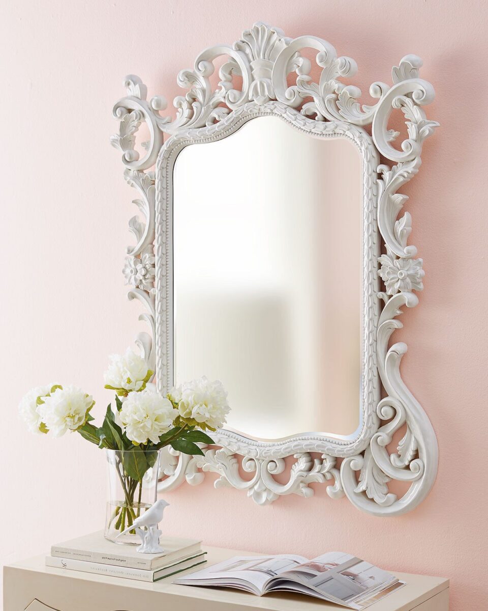 Настенное зеркало "Гаэтано" с белой прямоугольной витиеватой рамой в стиле барокко (в интерьере над консолью)