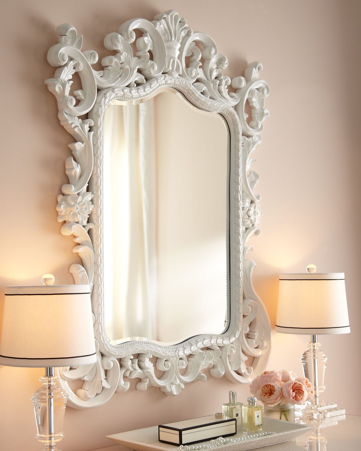 Настенное зеркало в белой раме "Гаэтано" с прямоугольной витиеватой рамой в стиле барокко