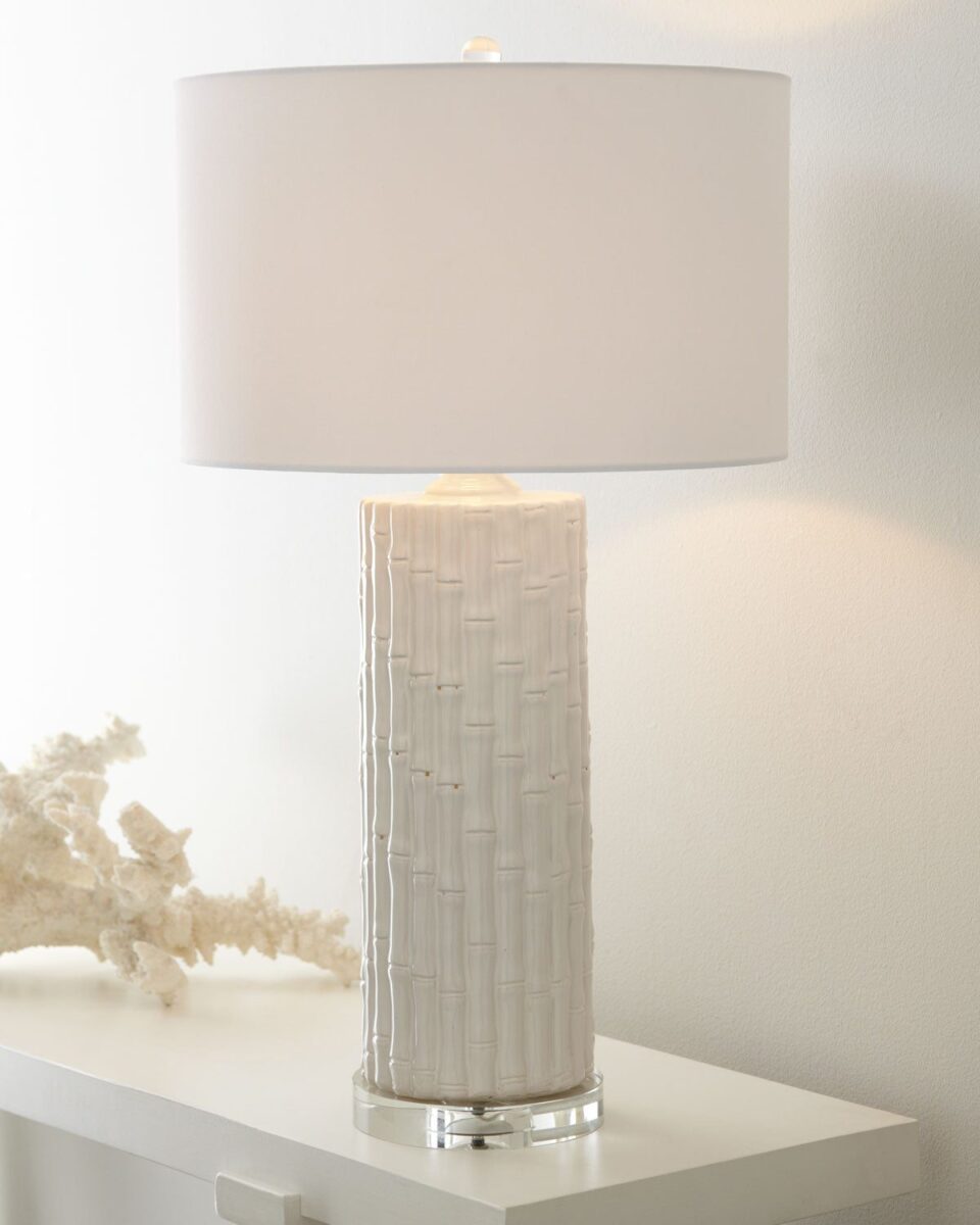 Белая настольная лампа с бамбуковыми мотивами 