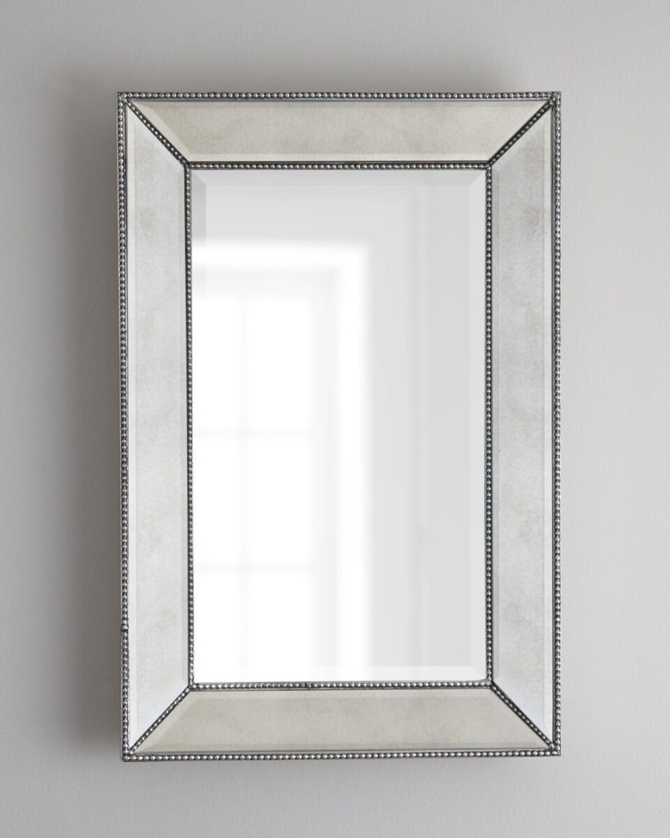 Зеркало в  прямоугольной серебряной раме 