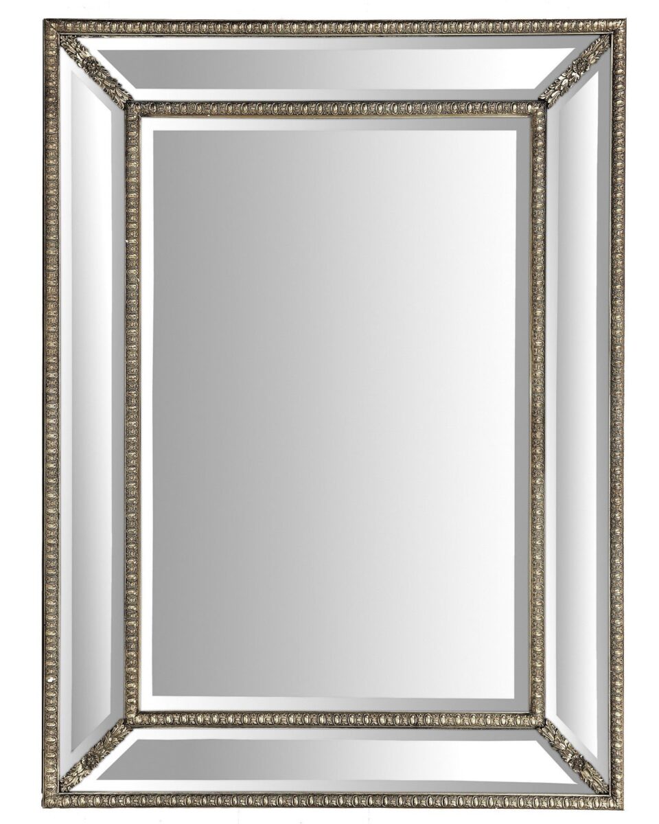 Настенное зеркало в серебряной прямоугольной раме 