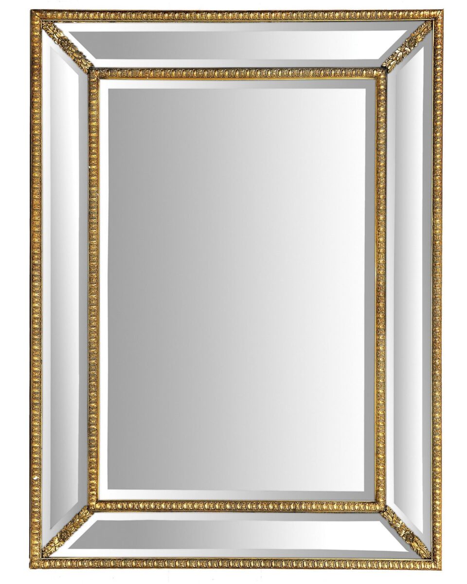 Зеркало в золотой прямоугольной раме 