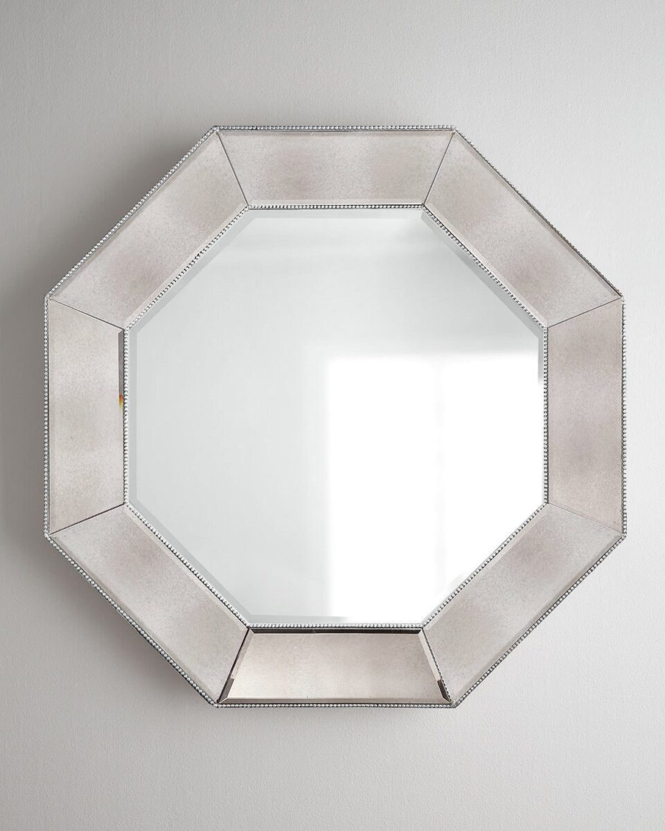 Серебряное зеркало в восьмиугольной раме 