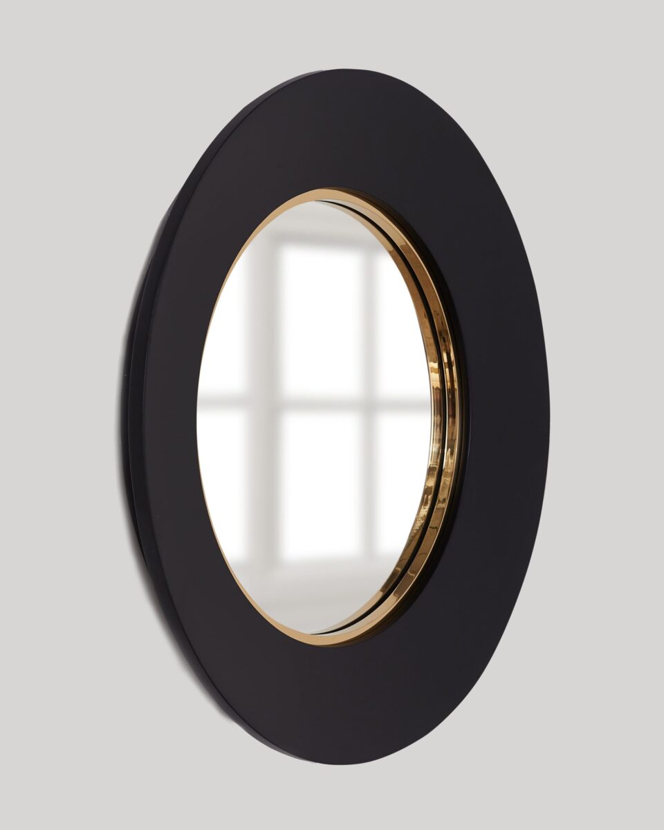 Круглое зеркало в чёрной раме 