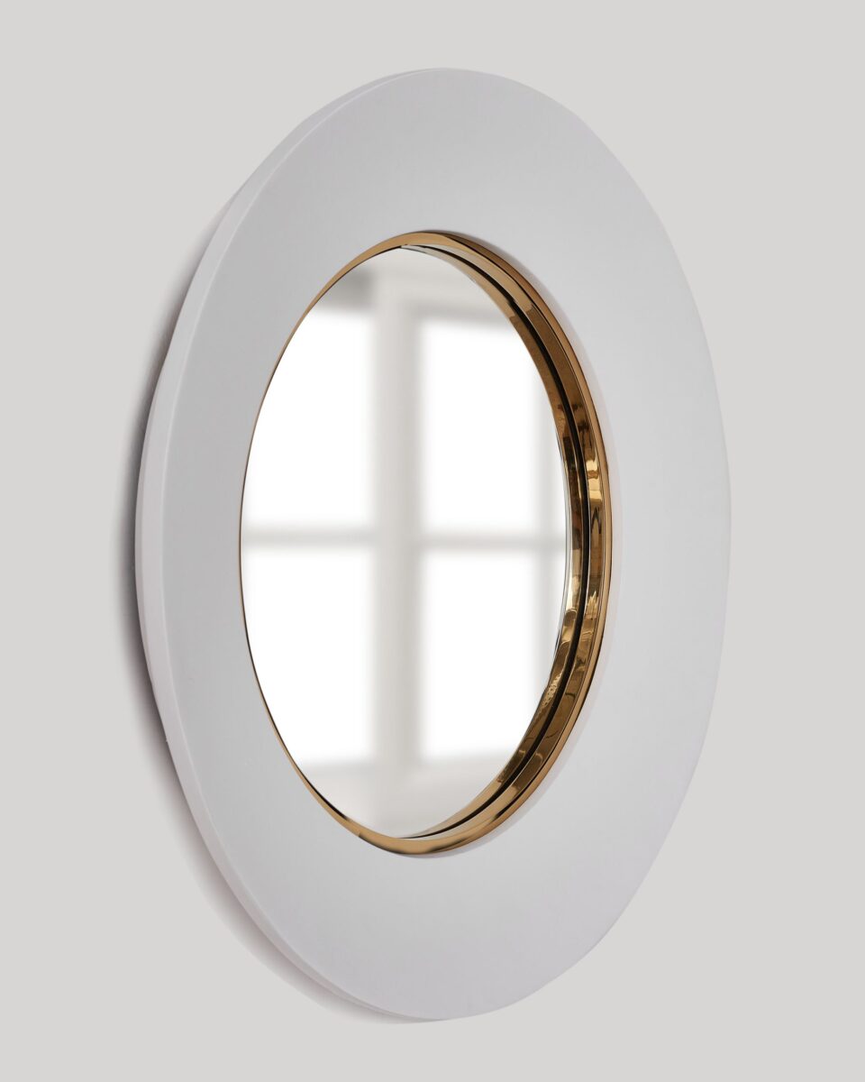Круглое зеркало в белой раме 