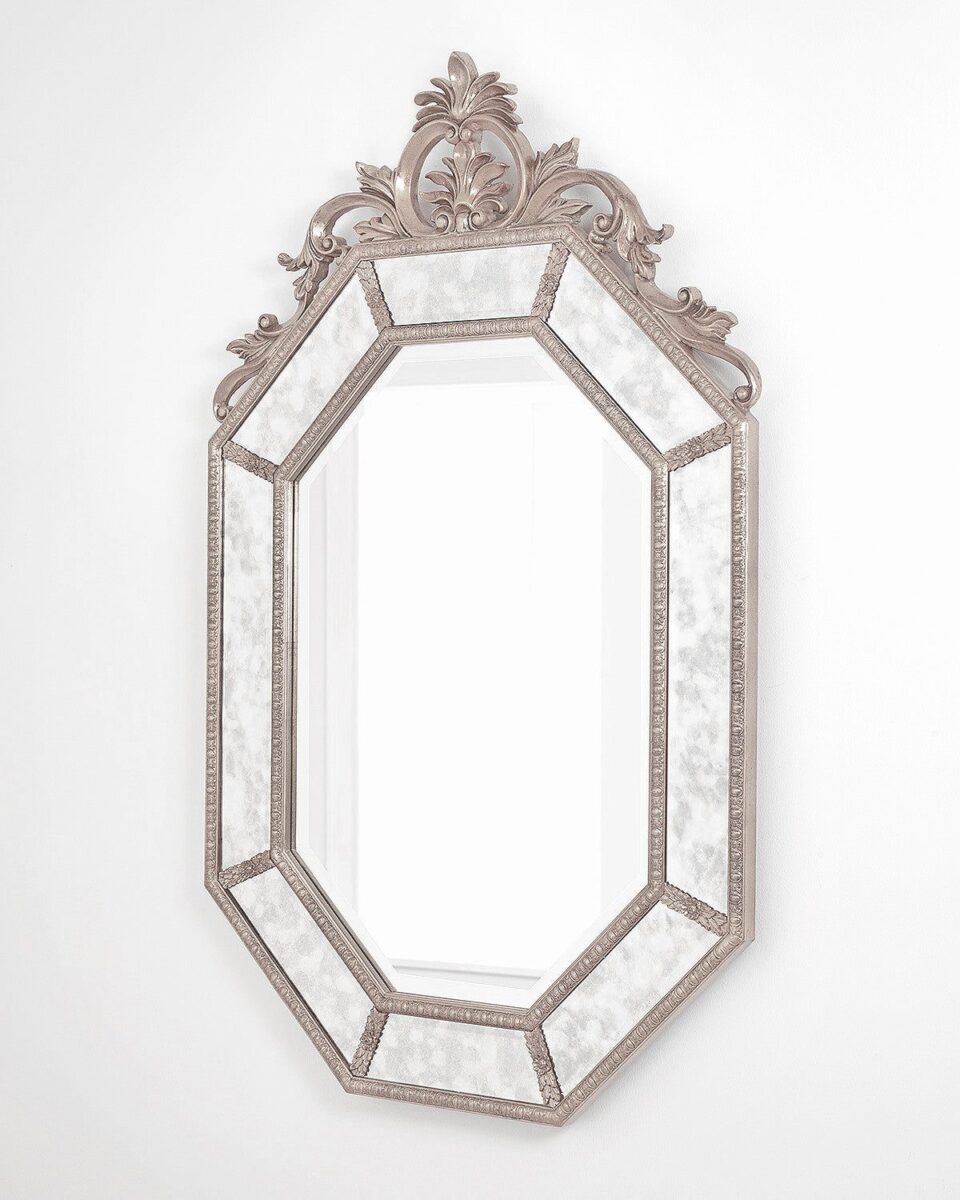 Серебряное настенное зеркало "Лидс" с короной в стиле барокко