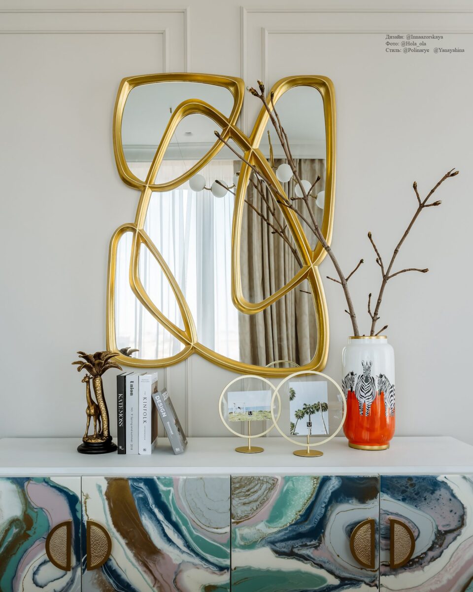 Зеркало в ассиметричной золотой современной раме 