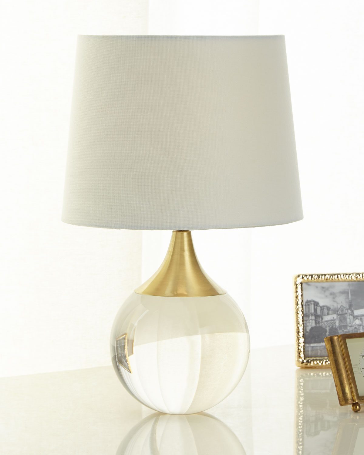 Золотая настольная лампа стеклянный шар "Милуоки"
