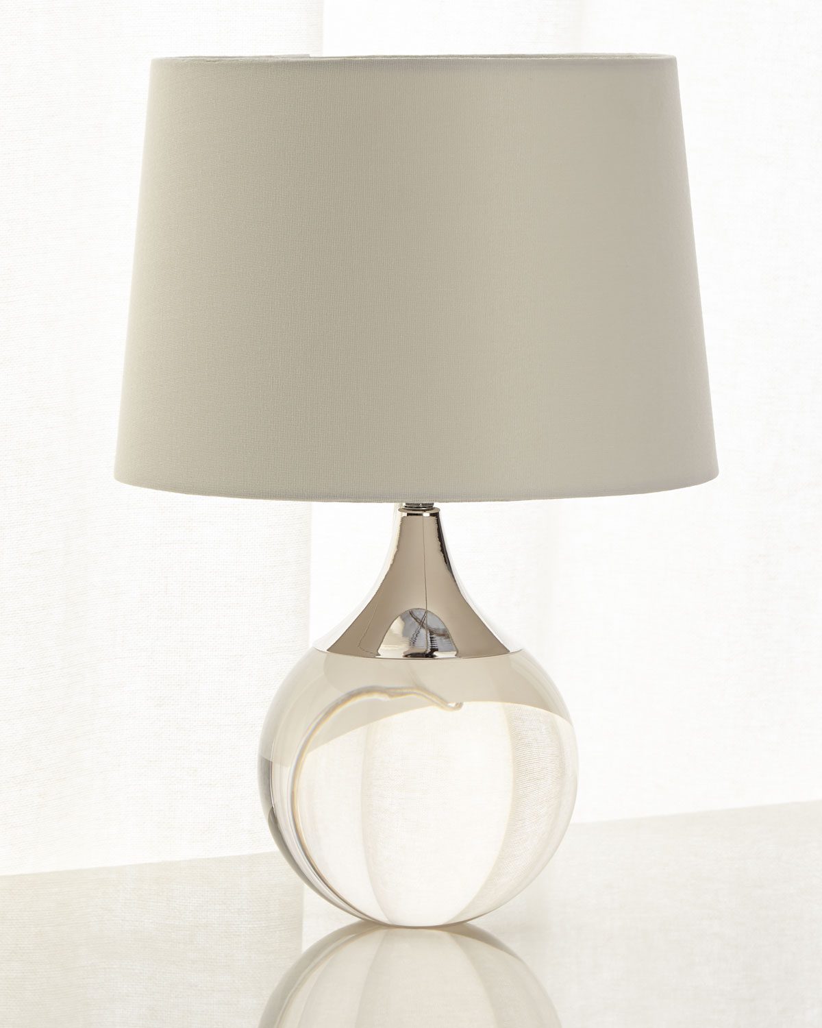 Серебряная настольная лампа шар "Милуоки"
