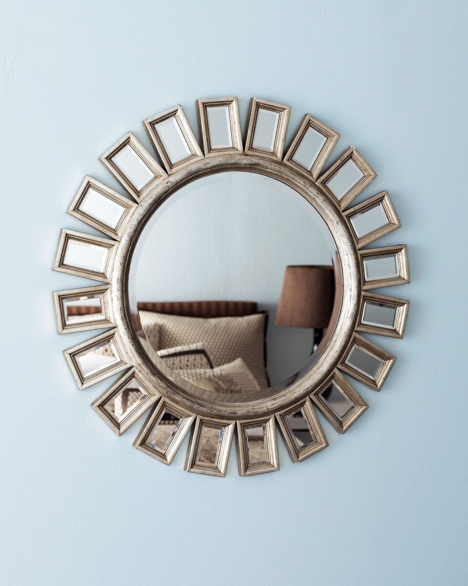Круглое серебряное зеркало 