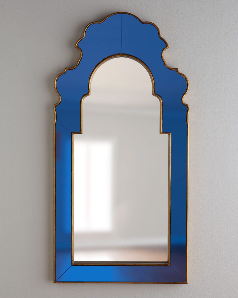 Синее настенное зеркало "Кальяри" арочной формы, которое добавит элегантности в любое пространство.