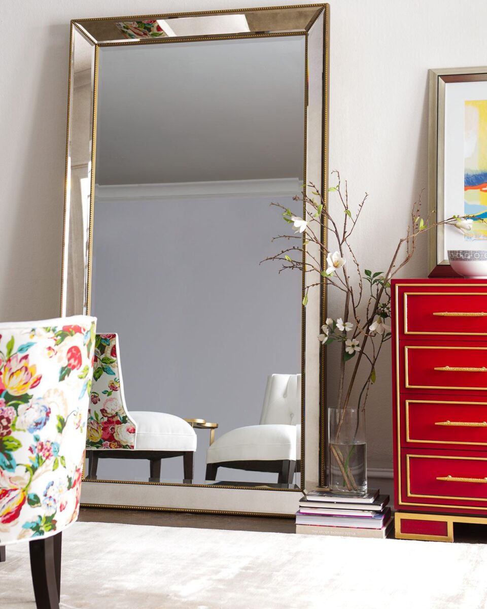 Зеркало в полный рост "Уилшир" с прямоугольной рамой в стиле Гэтсби, декорирована тонкой окантовкой в виде аккуратного мелкого плетения.