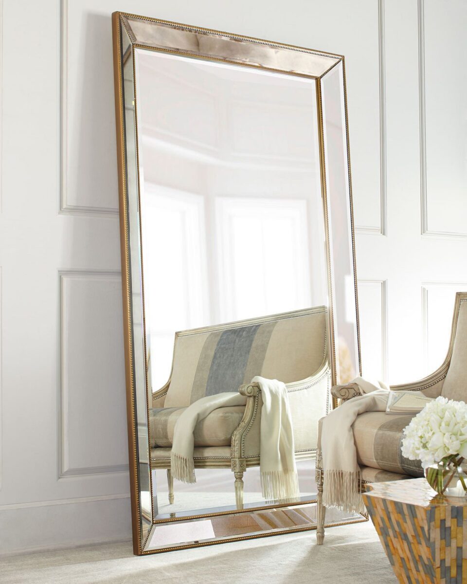 Прямоугольное золотое напольное зеркало "Уилшир" (в итнерьере, рядом с креслом)