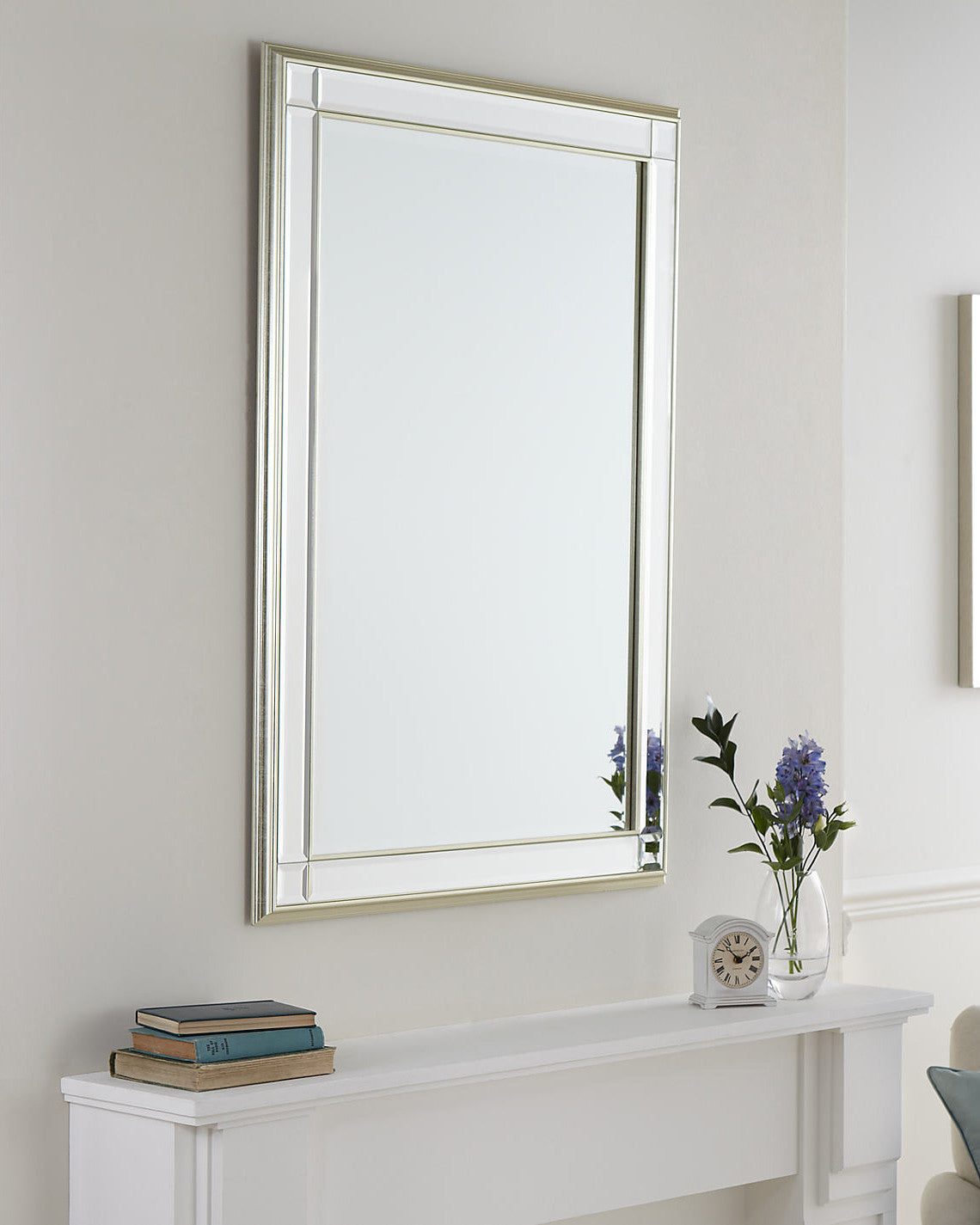 Настенное прямоугольное серебряное зеркало "Дорсет" с рамой классического стиля (вид сбоку)
