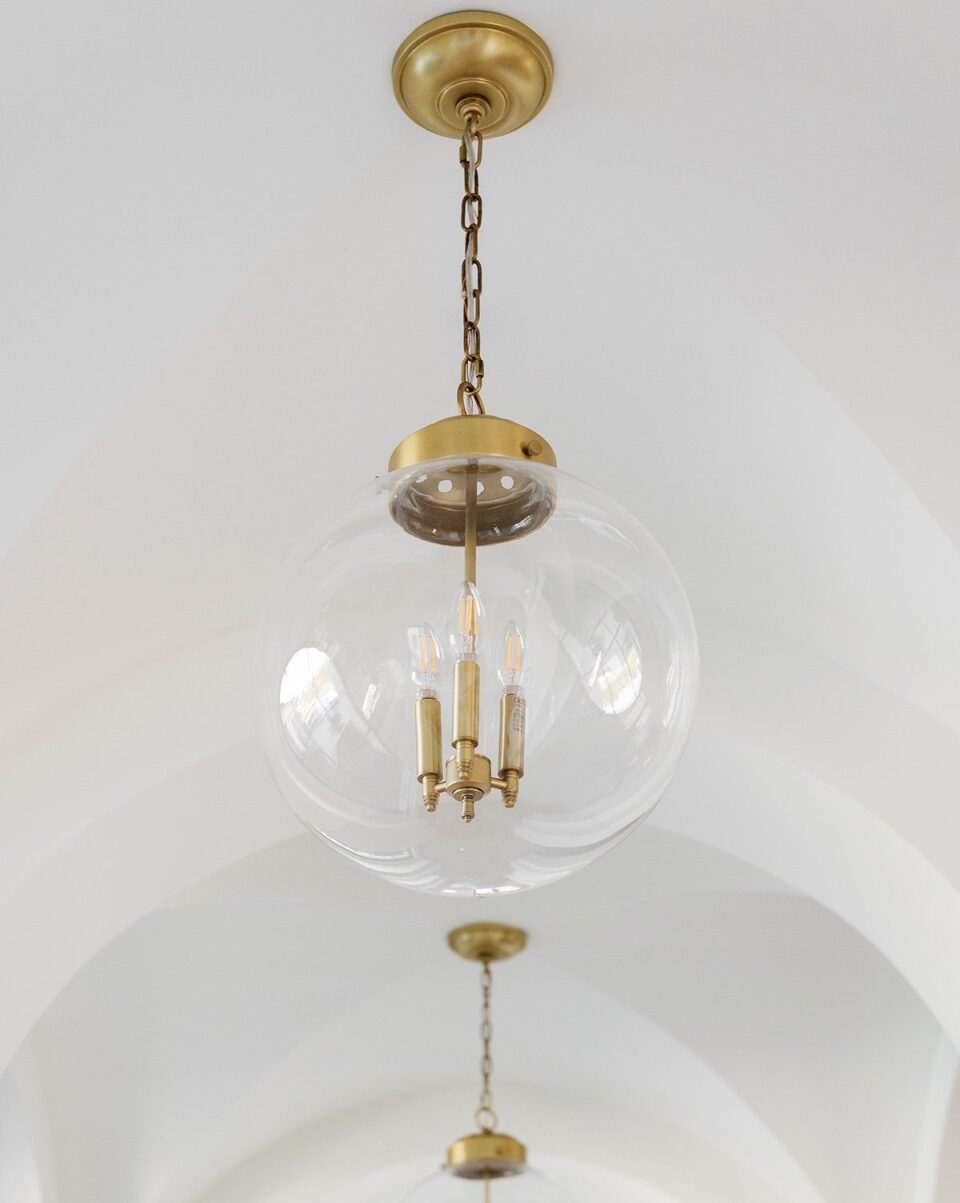 Золотой светильник "Освальд" в виде стеклянного шара