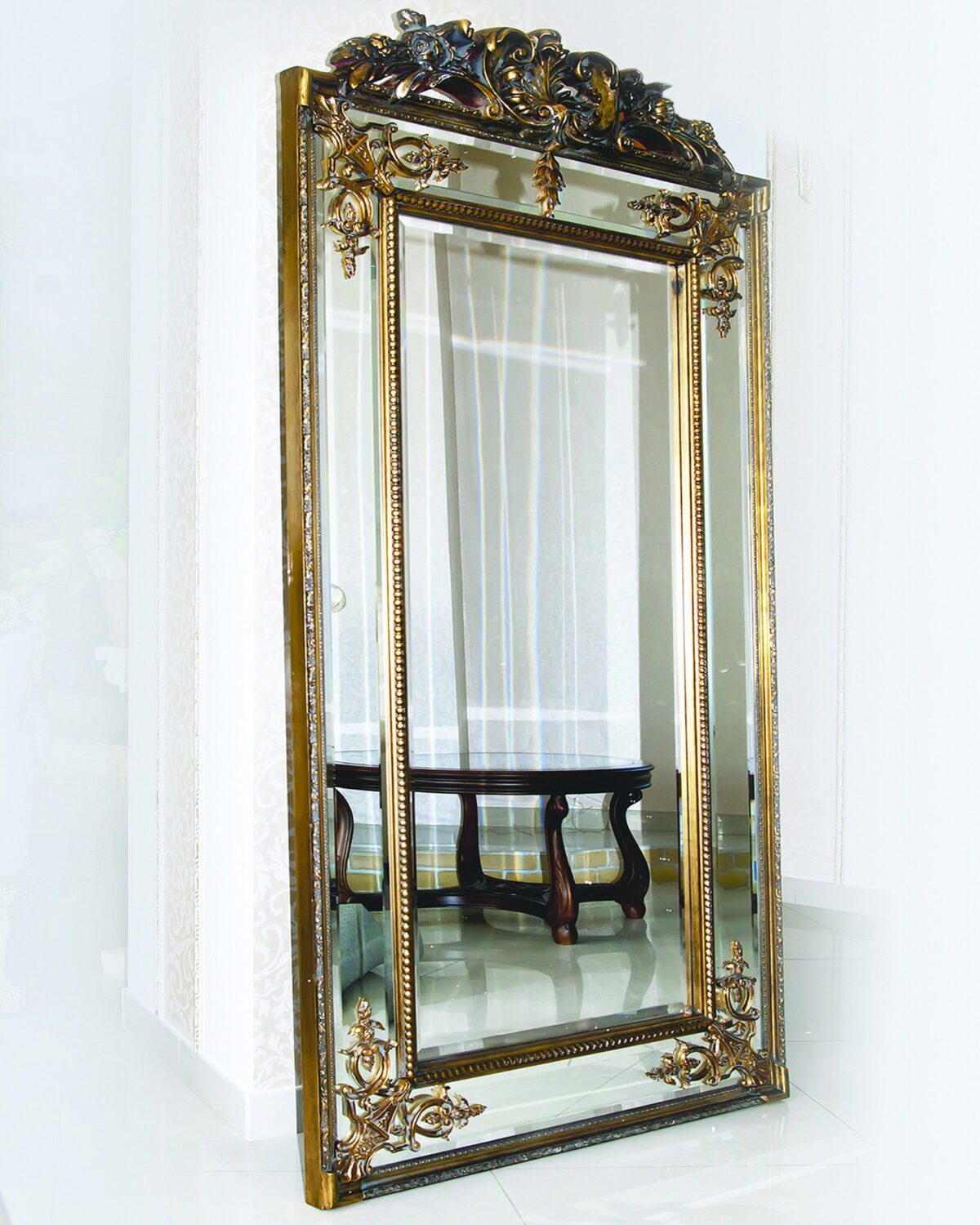 Золотое напольное ветьеватое зеркало "Пабло" (на белом фоне, сбоку)
