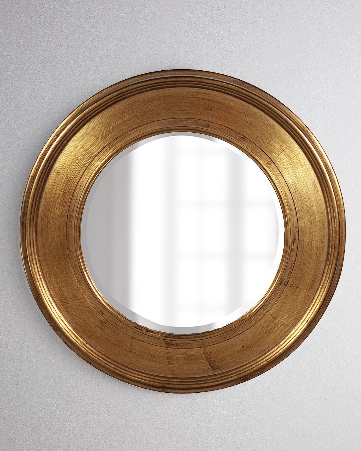 Круглое интерьерное зеркало "Рассел" в простой, лаконичной и широкой раме с золотой отделкой.