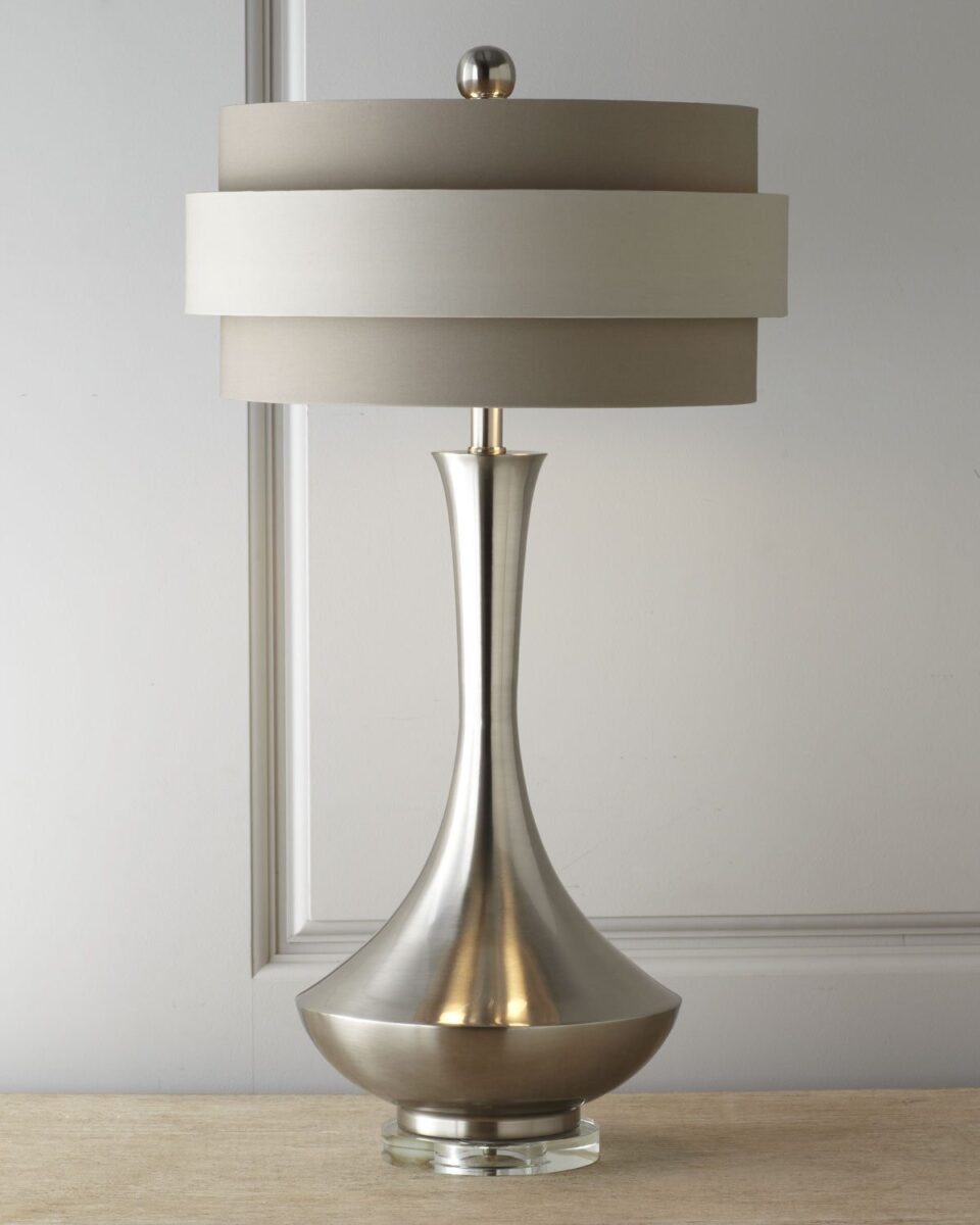 Настольная лампа в современном стиле 