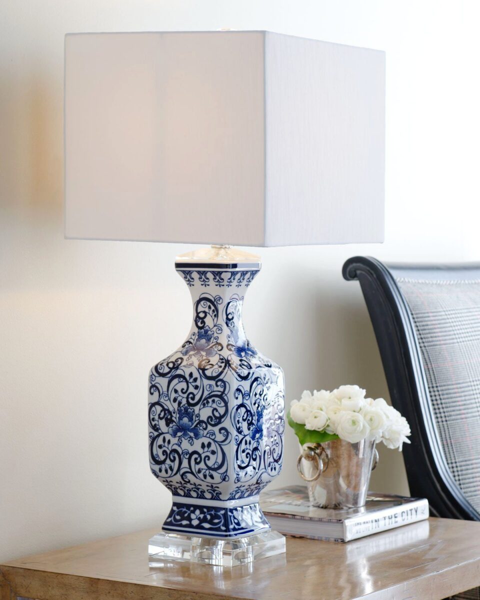 Синяя керамическая настольная лампа с орнаментом в китайском стиле шинуазри 