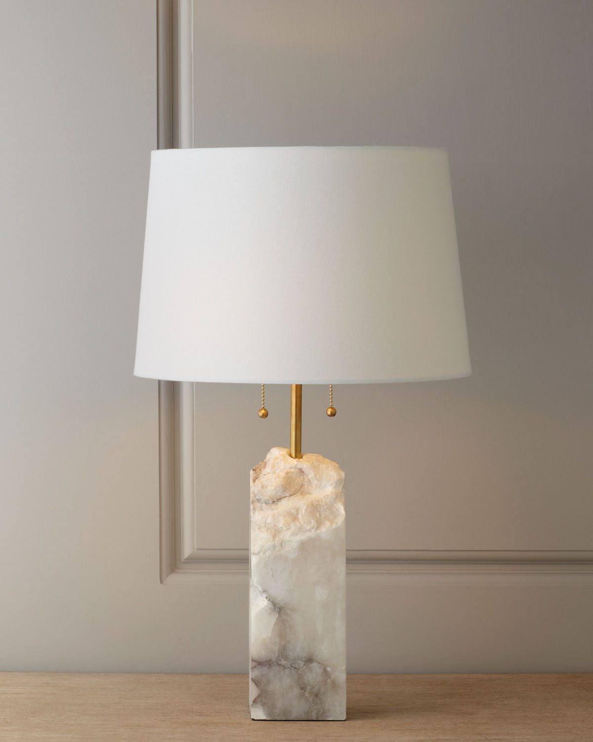 Настольная лампа из камня "Ума" в современном стиле