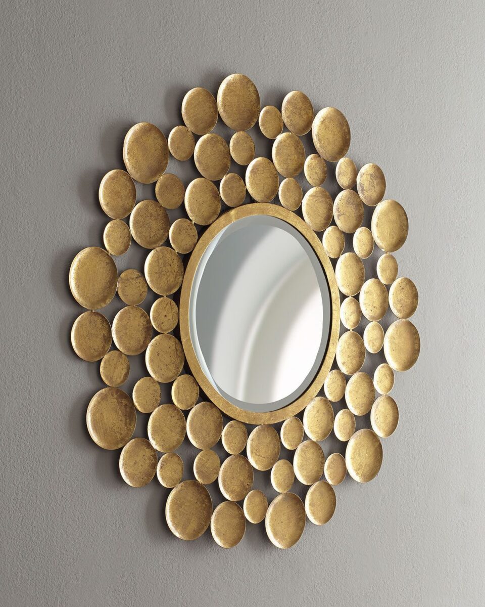 Зеркало в круглой раме из металических дисков 