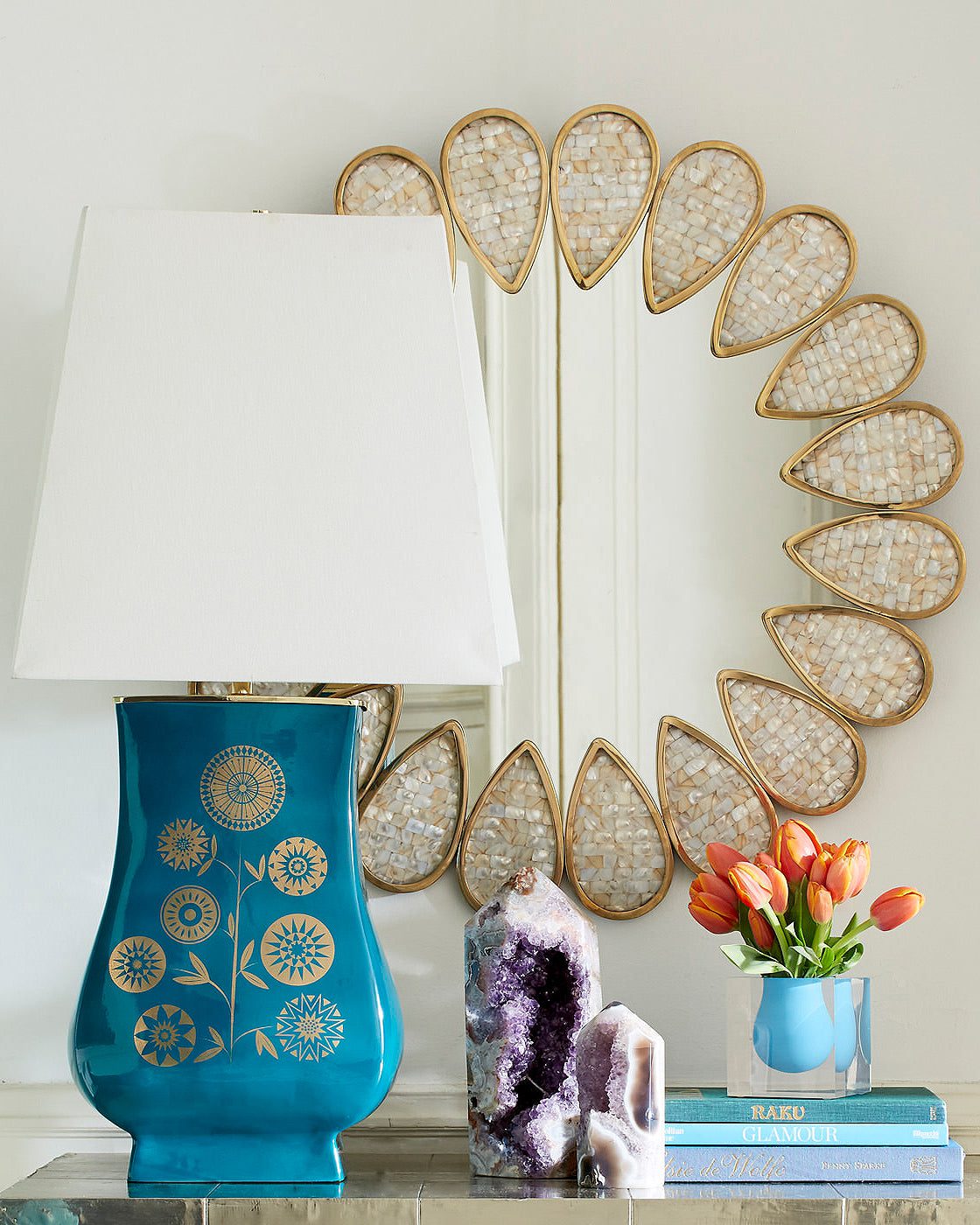 Настенное зеркало в раме с перламутром "Плимут" и синяя настольная лампа